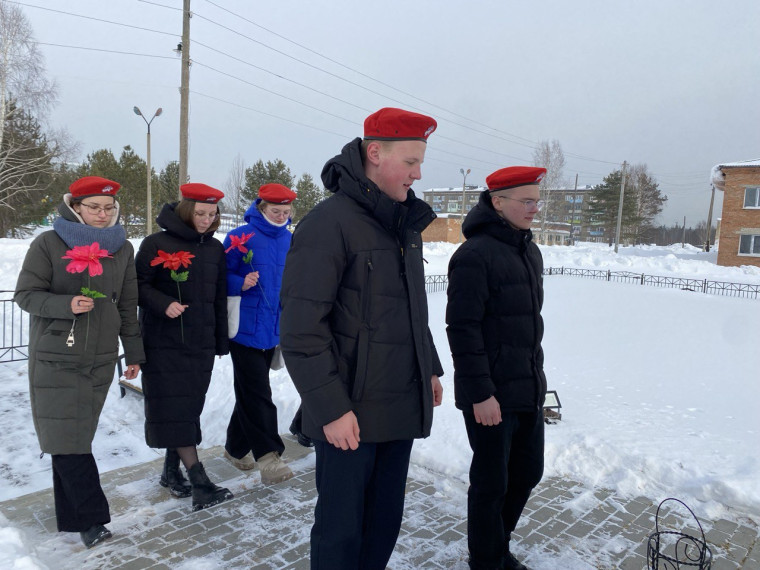 Торжественное возложение цветов..